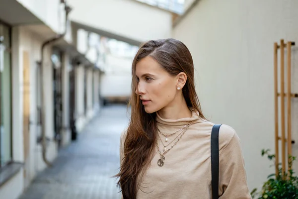 Jolie fille devant l'entrée des appartements — Photo