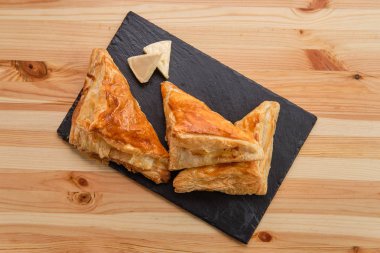 Tahta tabakta peynirli puf böreği