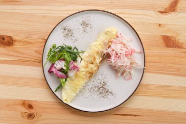 Yengeç etli omlet ve salata.