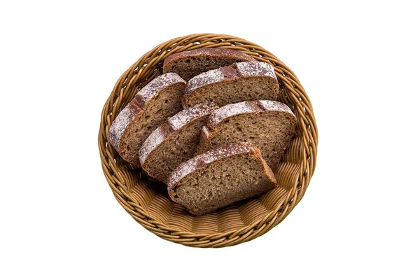 Vue du dessus du pain brun dans le panier isolé sur blanc — Photo