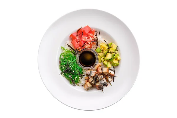Vasul de orez Unagi sashimi cu avocado, sos de roșii și soia izolat pe alb — Fotografie, imagine de stoc