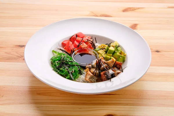 Рисовая миска Унаги с сашими с авокадо, морепродуктами, томатным и соевым соусом — стоковое фото