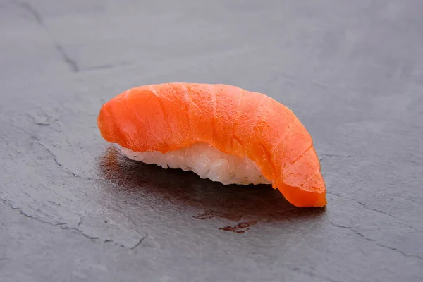 Macro photo de sushis traditionnels au saumon — Photo