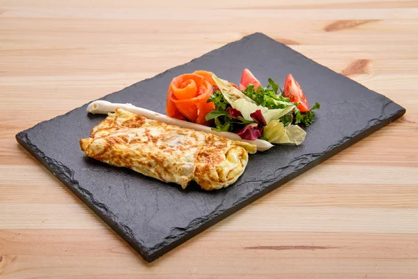 Tahta tabakta somonlu omlet.