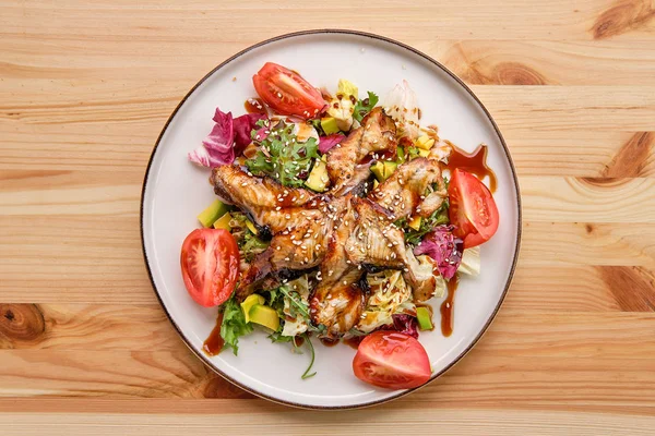 Salat mit geräuchertem Aal mit Avocado und Tomate — Stockfoto