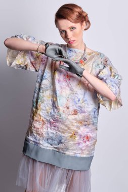 Renkli ceketli ve şeffaf etekli çekici Avrupalı modelin stüdyo portresi