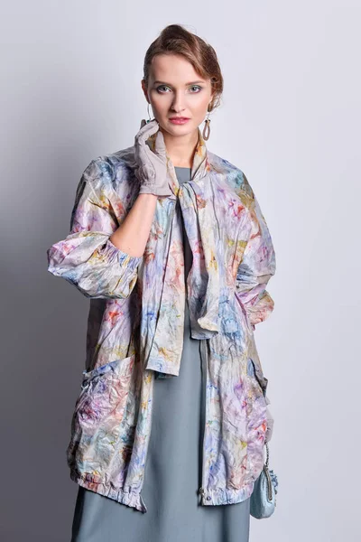 Модна модель в барвистій пастельній блискавці і шовковій сукні — стокове фото