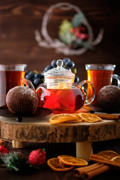 Closeup view of grape and lemon tea with chocolate cake — Stock Photo, Image