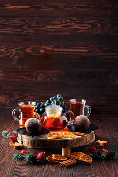 Різдвяний чай - виноградний і лимонний чай з шоколадним тортами — стокове фото