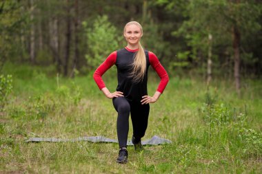 Ormanda ısınan sporcu kız