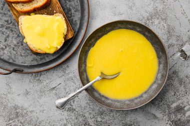 Ekmeğe yayılmış ev yapımı krem peynirli tabağın üst görüntüsü