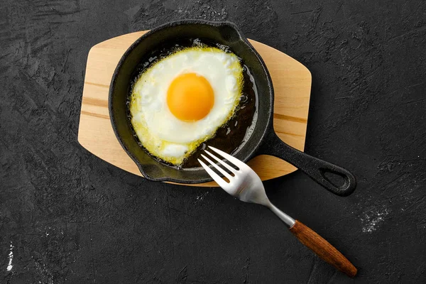 Küçük Dökme Demir Tavada Kızarmış Yumurta — Stok fotoğraf