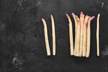 Siyah arka planda bir grup kuşkonmaz sapı