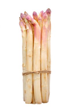 Beyaz arka planda izole edilmiş bir grup kuşkonmaz sapı