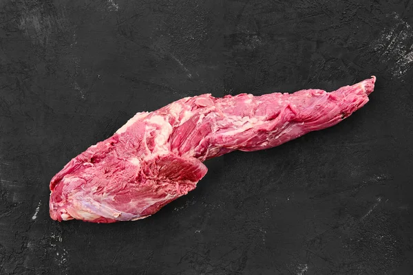 Carne Fresca Crua Lombo Inteiro Sobre Fundo Preto — Fotografia de Stock