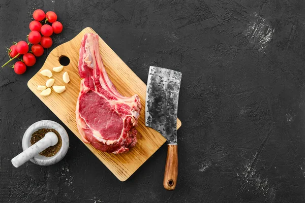 Bovenaanzicht Van Rundvlees Ribeye Steak Bone Met Specerijen Zwarte Achtergrond — Stockfoto