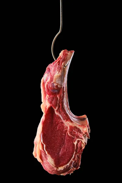 Beef Ribeye Stek Kością Haku Stalowym Czarnym Tle — Zdjęcie stockowe