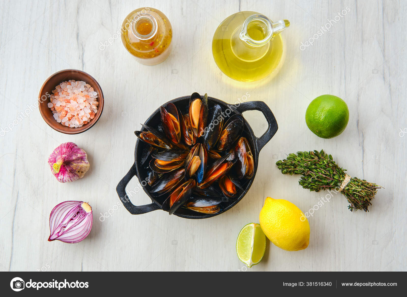 Top View Unpeeled Mussels Cast Iron Skillet Spice Herbs — Stock Photo