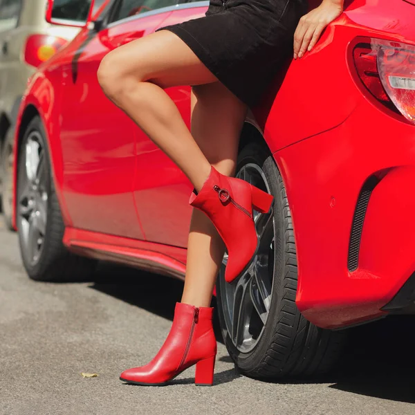 Pernas Femininas Sapatos Vermelhos Encostados Carro — Fotografia de Stock
