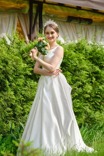 Portré Csinos Menyasszony Koronát Haj Szabadban Közel Szertartás Pavilon — Stock Fotó