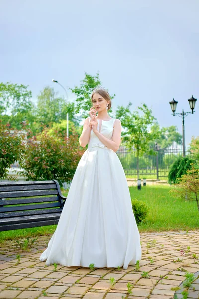 Retrato Noiva Bonita Com Coronet Cabelo Livre Perto Pavilhão Cerimônia — Fotografia de Stock