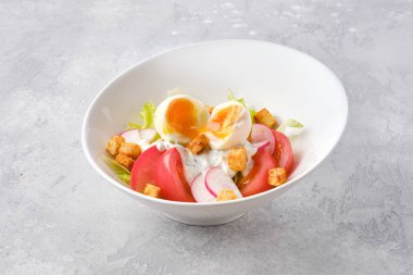 Taze domatesli salata, turp, haşlanmış yumurta ve kızarmış ekmek.