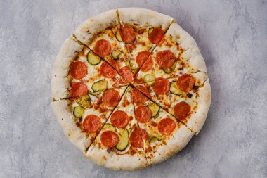 En iyi pizza pepperonisi manzarası, ahşap masada peynir kabuğu.