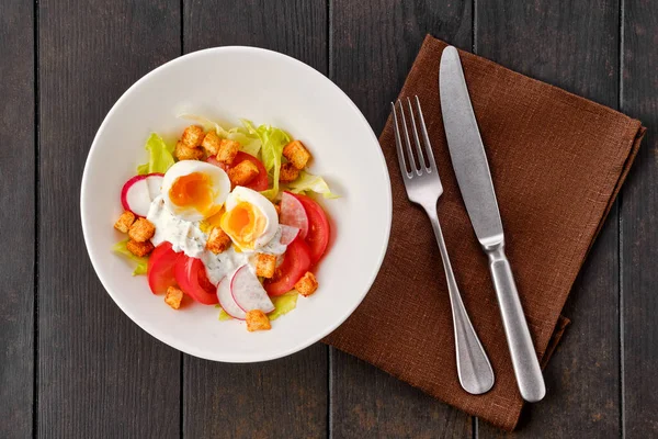 Salat Von Oben Mit Frischen Tomaten Rettich Gekochtem Und Crouton — Stockfoto