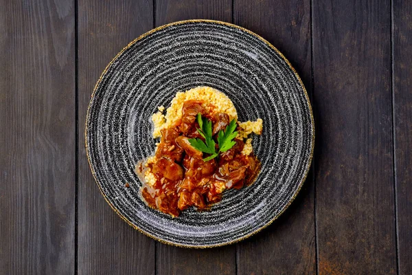 Goulash Carne Com Mingau Milho Molho Cremoso Mesa Madeira Escura — Fotografia de Stock