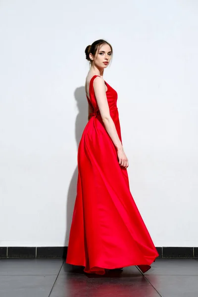 Chica Encantadora Renuncia Vestido Seda Roja Con Correas — Foto de Stock