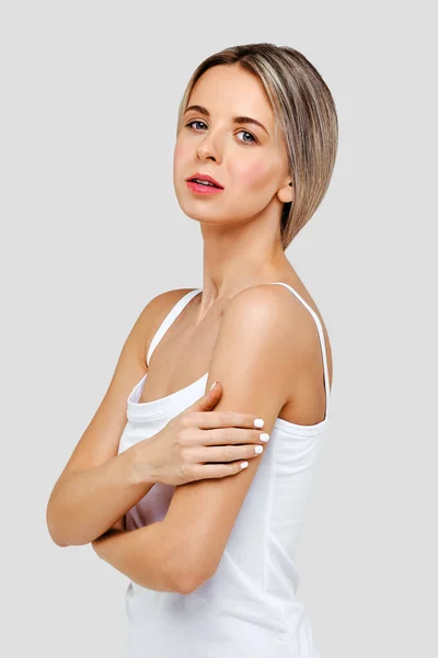 Retrato Chica Bonita Camiseta Blanca Con Maquillaje Natural Piel Fresca —  Fotos de Stock