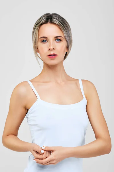 Portret Ładnej Dziewczyny Białej Koszulce Naturalnym Makijażem Świeżej Zdrowej Skóry — Zdjęcie stockowe