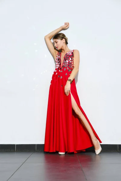 Hermosa Chica Vestido Largo Satén Rojo Bordado Con Placas Espejo —  Fotos de Stock