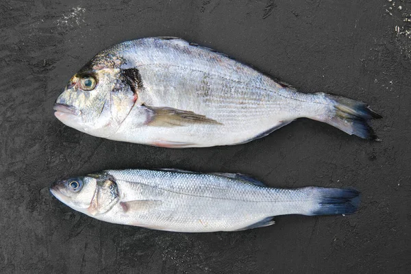 Świeże Ryby Dna Morskiego Morlesza Czarnym Kamiennym Tle — Zdjęcie stockowe