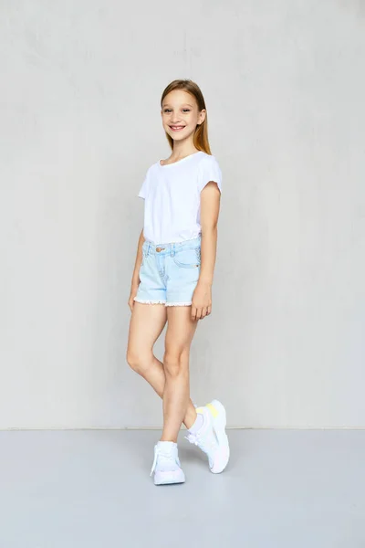 Junge Sportliche Mädchen Weißem Shirt Und Jeans Shorts Posieren Studio — Stockfoto