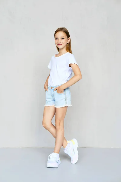 Junge Sportliche Mädchen Weißen Shirt Mit Händen Hosentaschen Von Jeans — Stockfoto