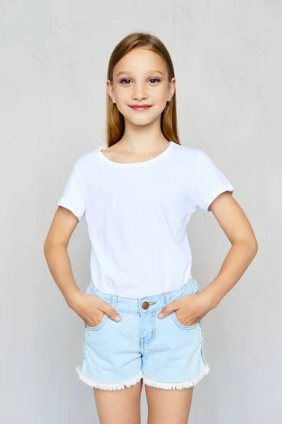 Jong Sportief Meisje Wit Shirt Met Handen Poskets Van Jeans — Stockfoto