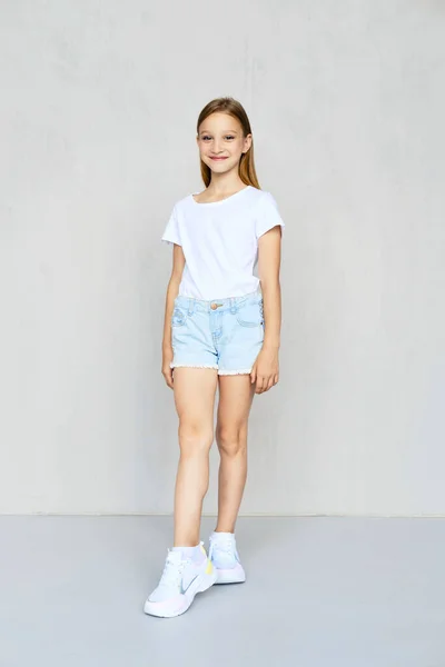 Giovane Ragazza Sportiva Shirt Bianca Pantaloncini Jeans Posa Studio — Foto Stock