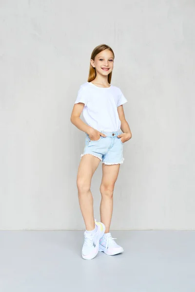 Giovane Ragazza Sportiva Shirt Bianca Pantaloncini Jeans Posa Studio — Foto Stock