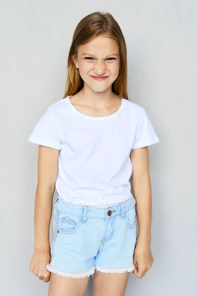 Jong Boos Ondeugend Meisje Wit Shirt Jeans Shorts Poseren Studio — Stockfoto