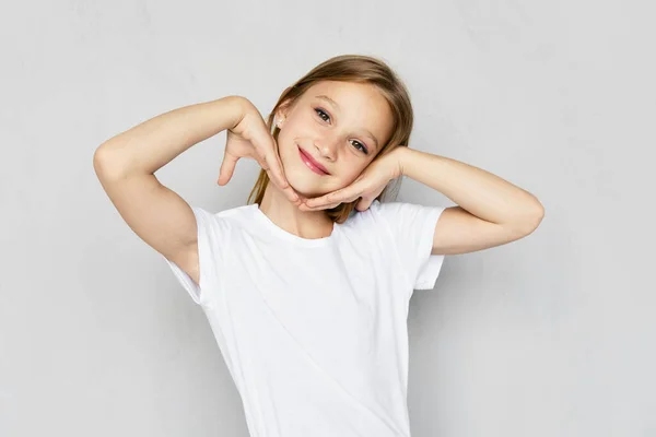 Joven Chica Positiva Camiseta Blanca Sostiene Palma Sus Manos Cerca — Foto de Stock