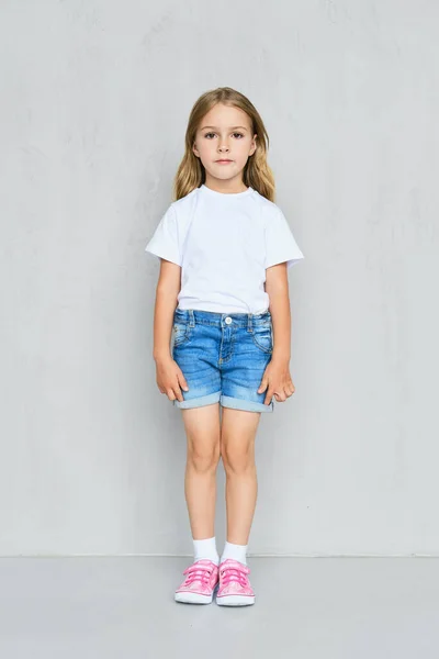 Kleines Mädchen Weißem Shirt Jeans Shorts Und Pinkfarbenen Turnschuhen Direkt — Stockfoto