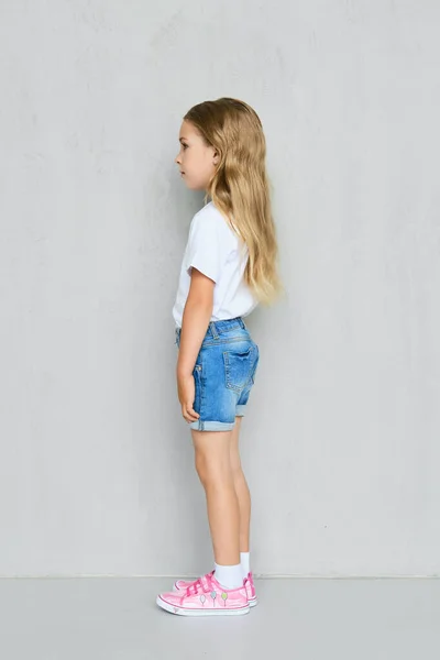 Bambina Shirt Bianca Pantaloncini Jeans Sneakers Rosa Piedi Profilo Vicino — Foto Stock