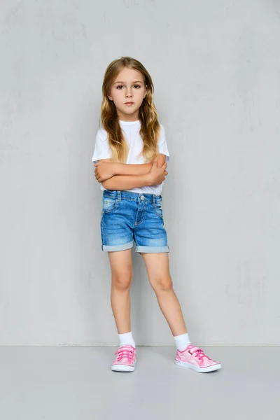 Kleines Mädchen Weißem Shirt Jeans Shorts Und Rosa Turnschuhen Mit — Stockfoto