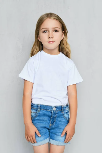 Niña Camiseta Blanca Pantalones Cortos Vaqueros Zapatillas Rosas Posando Cerca — Foto de Stock