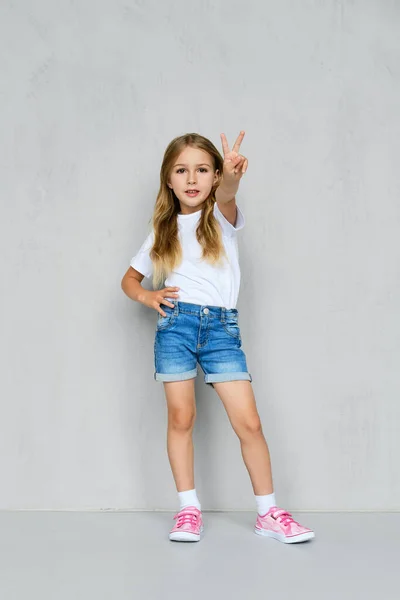 Kleines Mädchen Weißem Shirt Jeans Shorts Und Rosa Turnschuhen Stehen — Stockfoto