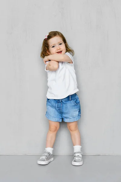Zweijähriges Mädchen Weißen Shorts Und Jeans Shorts Posiert Studio — Stockfoto
