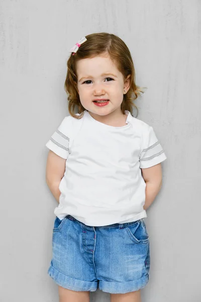 Zweijähriges Mädchen Weißen Shorts Und Jeans Shorts Posiert Studio — Stockfoto