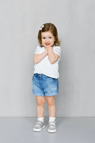 Zweijähriges Mädchen Weißen Shorts Und Jeans Shorts Posiert Studio — Stockfoto