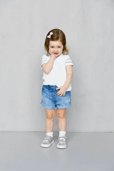 Zweijähriges Mädchen Weißen Shorts Und Jeans Shorts Posiert Studio — Stockfoto